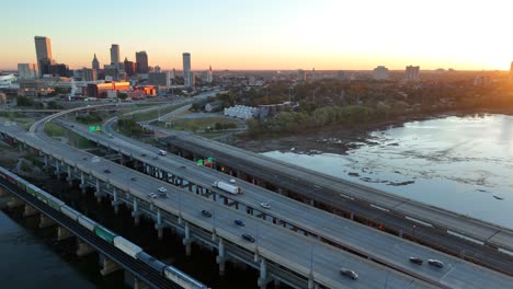 Tráfico-En-Tulsa,-Oklahoma,-Sobre-El-Puente-Interestatal-Y-El-Río-Arkansas-Al-Amanecer