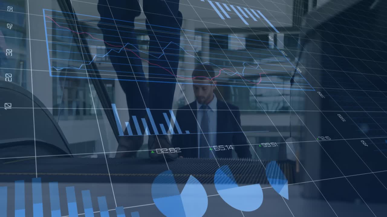 animación de datos financieros y gráficos sobre las piernas de diversos empresarios en la escalera mecánica