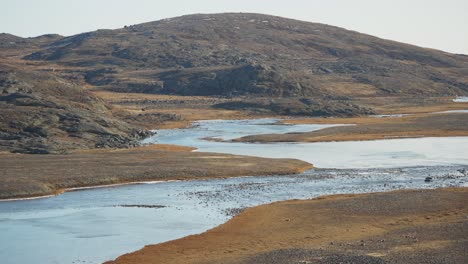 tundra ártica en verano con colinas rocosas por encima de un río