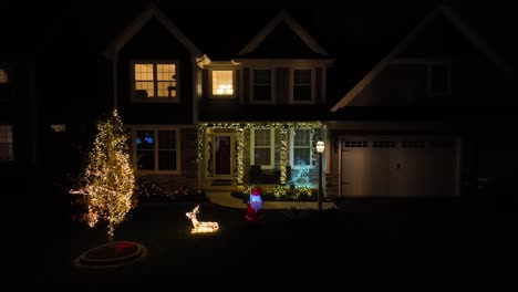 Weihnachtsdekorationen-Im-Großen-Haus-In-Den-USA-Bei-Nacht