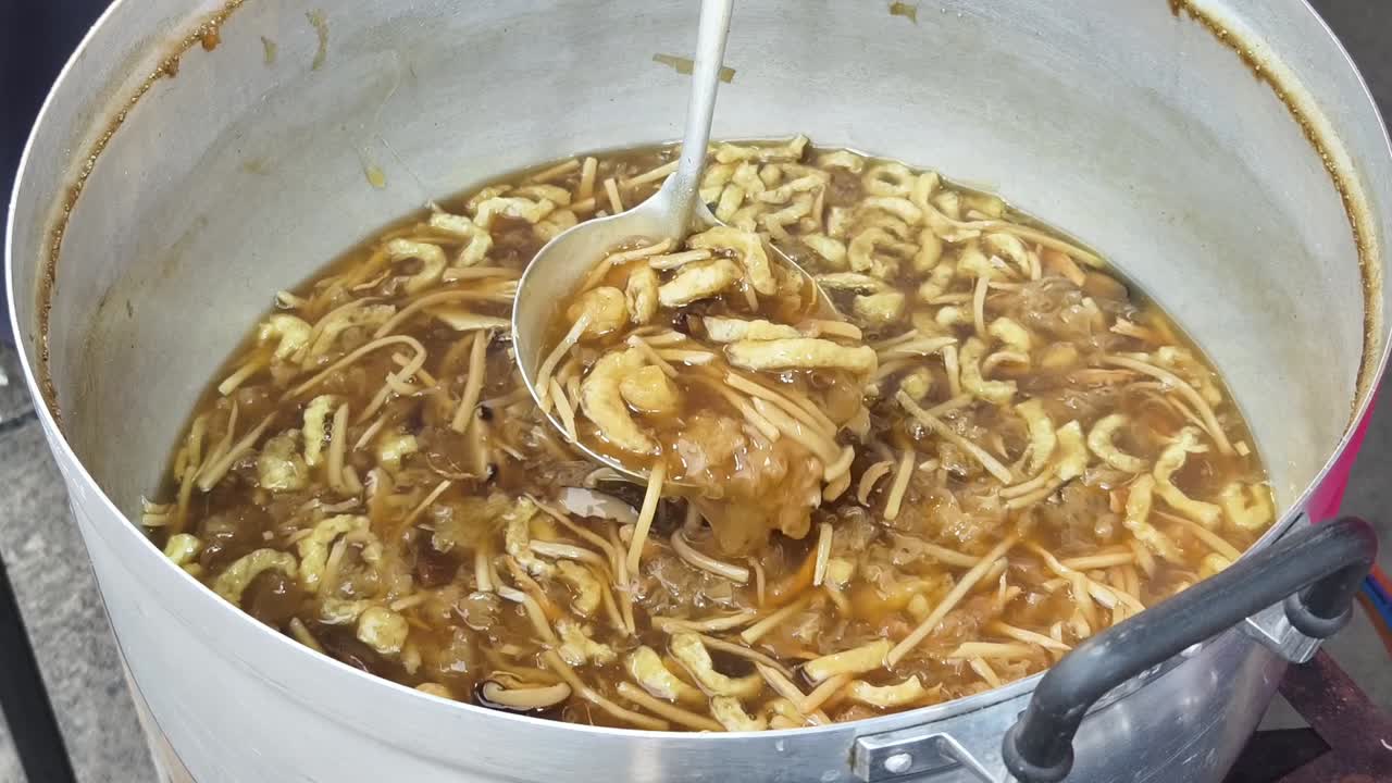 una gran olla de sopa asiática