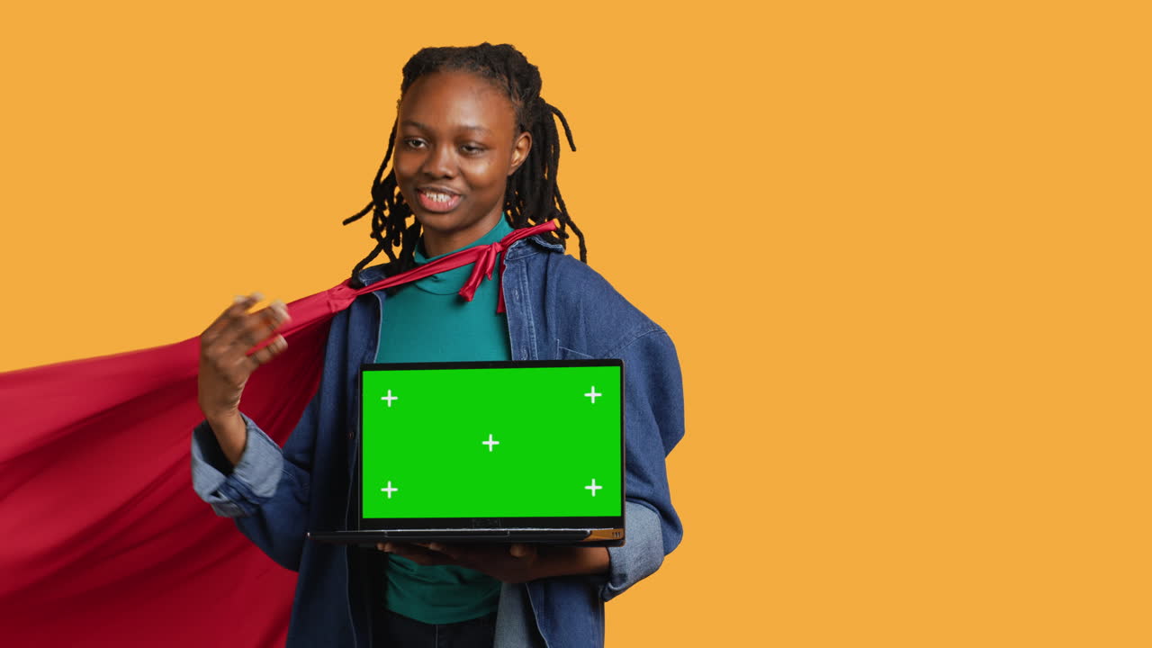 mujer posando como héroe mostrando llave de croma portátil, fondo de estudio