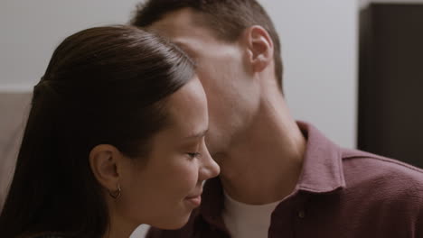una pareja besándose.