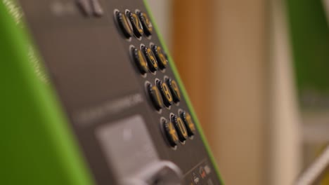 mujer presionando botones en un teléfono público digital moderno, disparo de primer plano