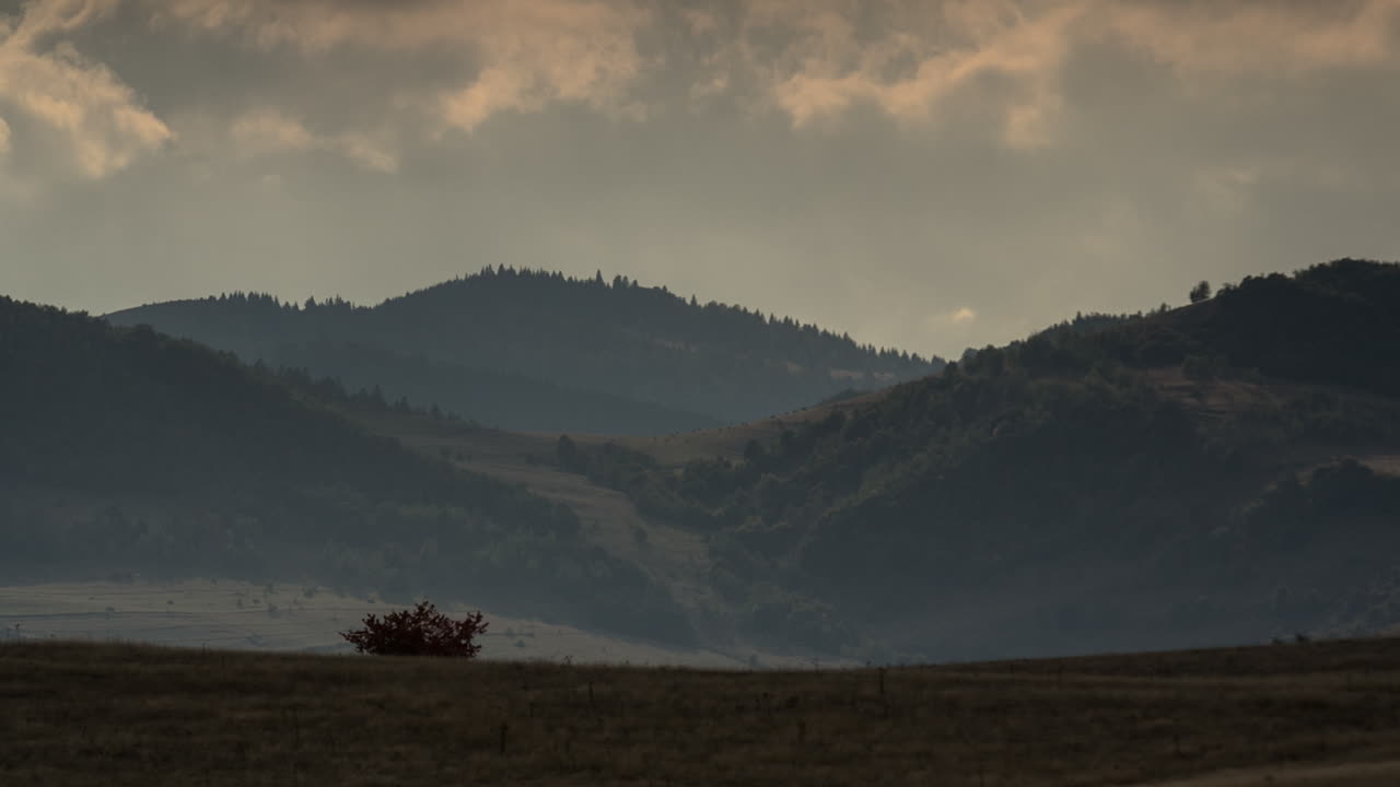 루마니아 산과 풍경의 영화 같은 저속 촬영