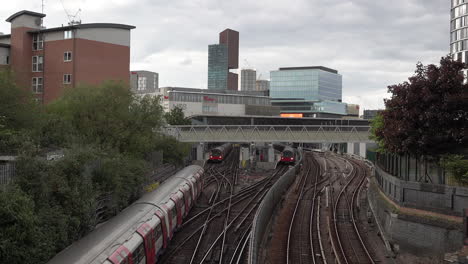 la gente desembarca de los trenes subterráneos repletos que llegan a la estación de stratford durante la hora pico el día después de que el gobierno relajara las restricciones de bloqueo del coronavirus pero dijo que evitara el transporte público