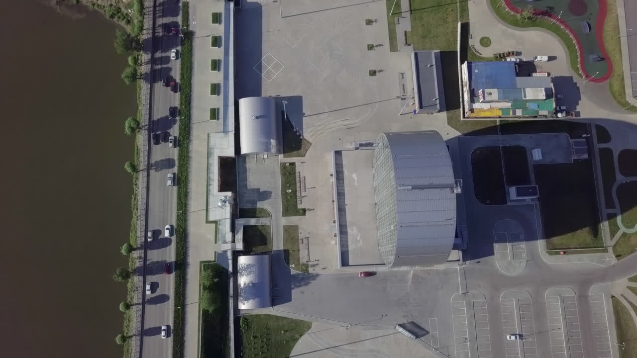 vista aérea de un complejo urbano moderno con parque y río