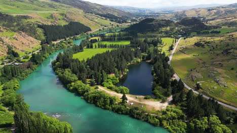 Tranquil-Camping-Area-At-Pinders-Pond-On-The-Banks-Of-Clutha-River-In-Roxburgh,-New-Zealand