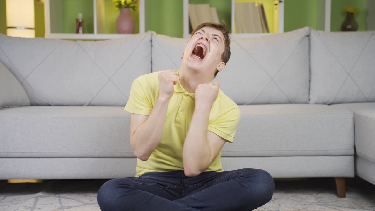 그 젊은이가 신경 ⁇ 약에 걸렸어요.