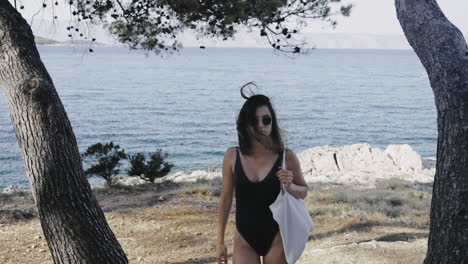 una mujer en vacaciones en la playa.