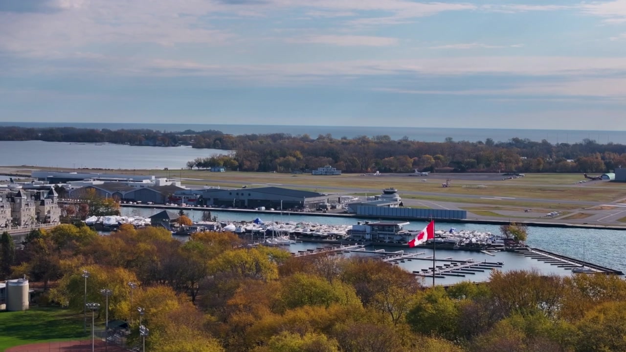 トロントのマリーナとアイランド空港のドローン空撮