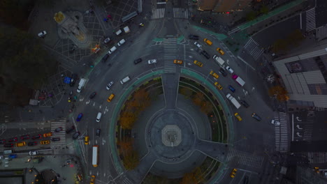 Vista-Aérea-De-Pájaros-Vista-De-Arriba-Hacia-Abajo-Del-Tráfico-En-Columbus-Circle.-Intersección-Importante-En-El-Centro-De-La-Ciudad-Desde-La-Altura.-árboles-De-Color-Otoñal-Alrededor.-Manhattan,-Ciudad-De-Nueva-York,-Estados-Unidos