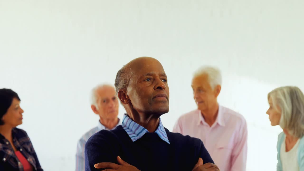 hombre mayor sentado en el centro de salud 4k