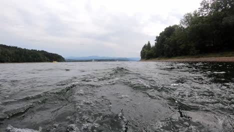 Close-up-video-of-water-behind-a-motorboat-on-the-lake-on-a-cloudy-day