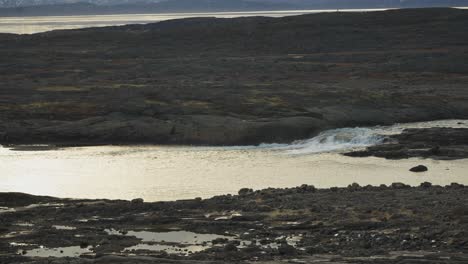 tundra estéril con un río que fluye a través