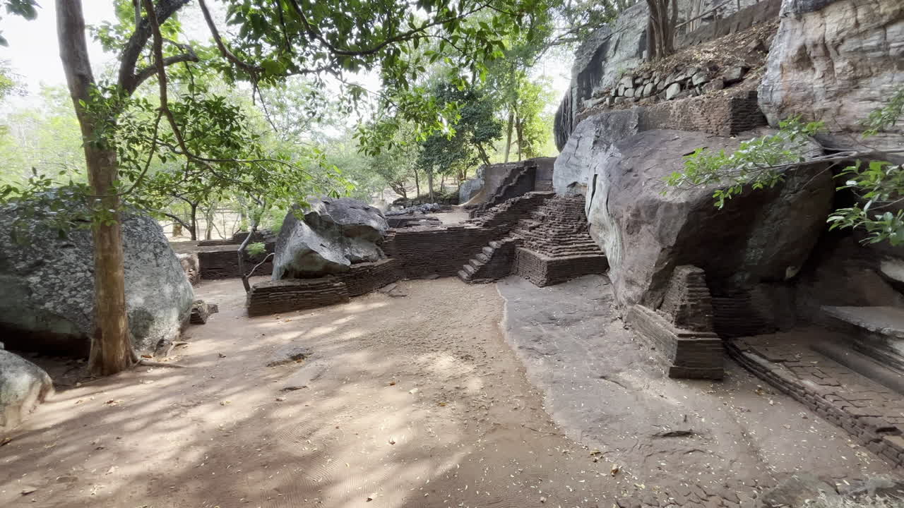 Rovine di scale in pietra che conducono a un giardino roccioso presso la Fortezza di Sigiriya in Sri Lanka