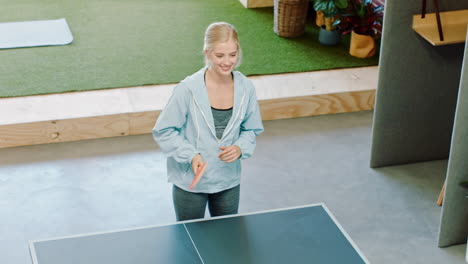 Ganador,-Deportes-Y-Mujer-Ganando-Un-Tenis-De-Mesa