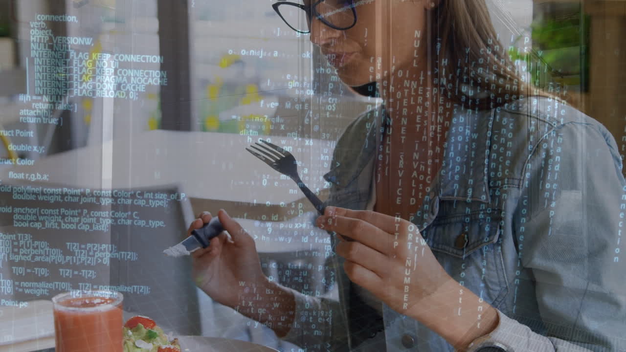 식사를 하는 여성에 대한 데이터 처리의 애니메이션