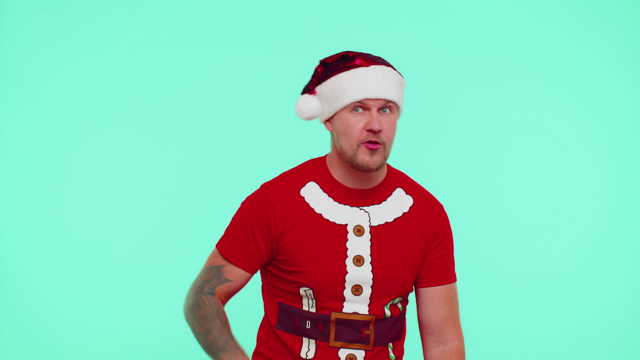 크리스마스 휴일 축하에 대한 카운트다운, 남자가 5에서 1까지 역으로 카운트하고, 춤을 추고