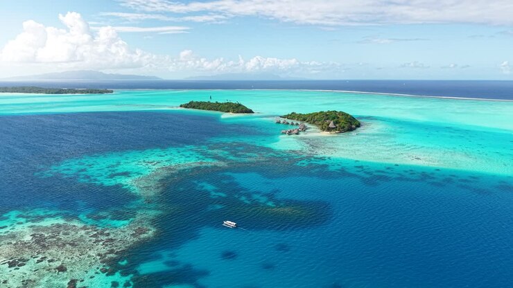 Bora Bora, Polinesia Francese. Vista aerea della laguna, delle barriere coralline e dell'isola con resort di lusso
