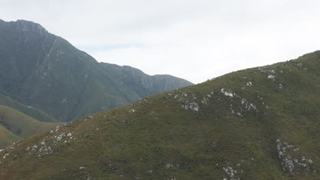 fotografía aérea desde el pico de una montaña outeniqua, cabo occidental, sudáfrica. el dron se mueve hacia la izquierda para revelar más de la majestuosa cordillera y el vasto paisaje.