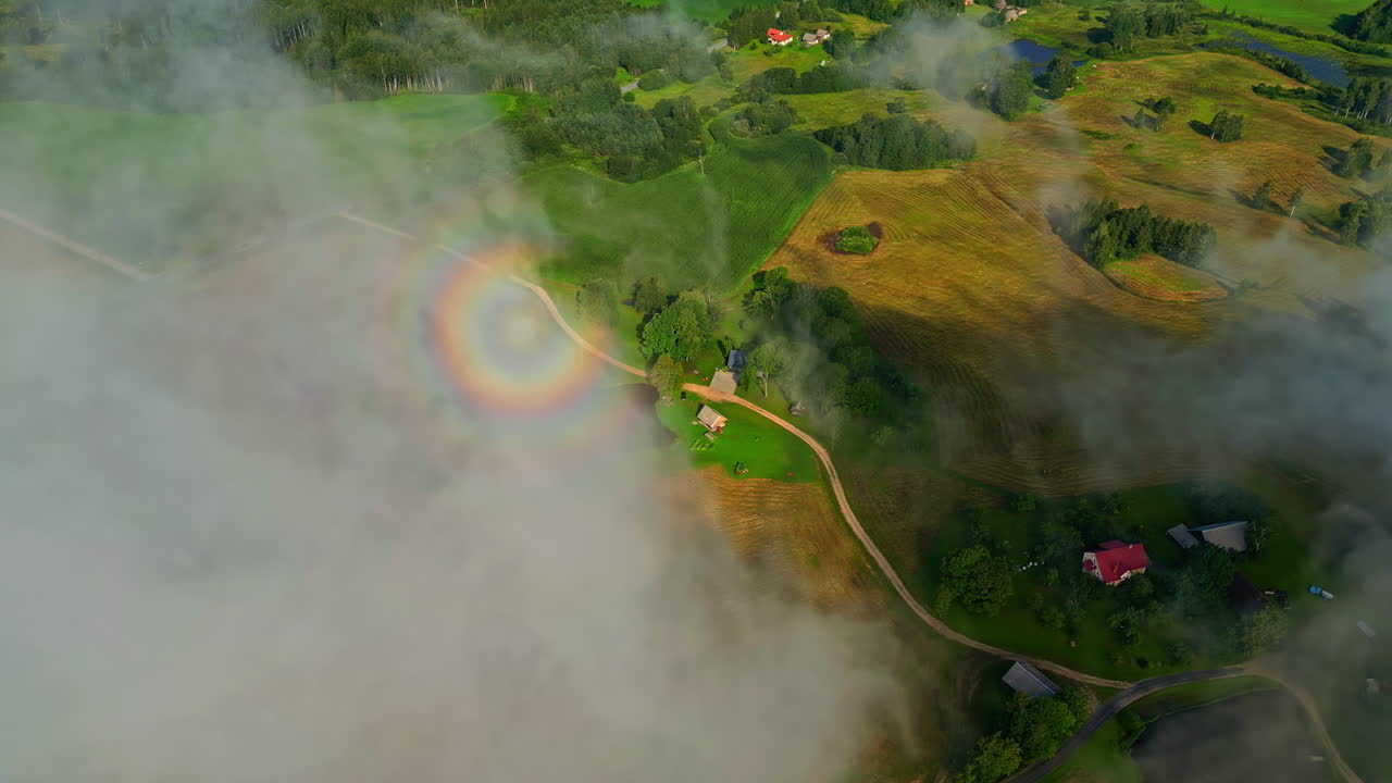 시골 위 에 낮게 매달린 구름 의 공중 풍경, 은 여름 아침