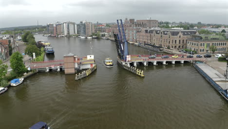 vista aérea de un puente con un barco que pasa en zaandam, países bajos