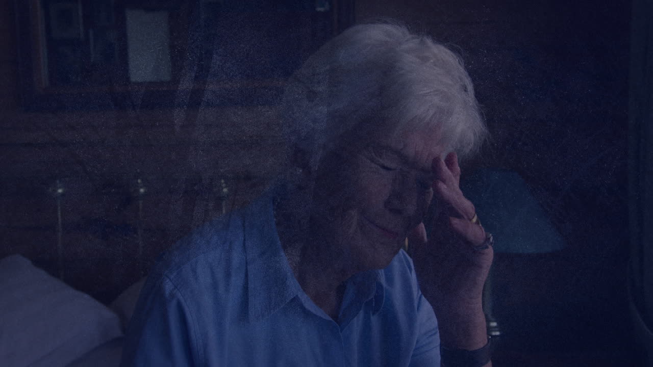 animación de formas en movimiento sobre una mujer caucásica mayor tocando su frente