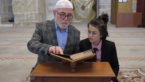 Mann-Und-Kind-Lesen-Koran