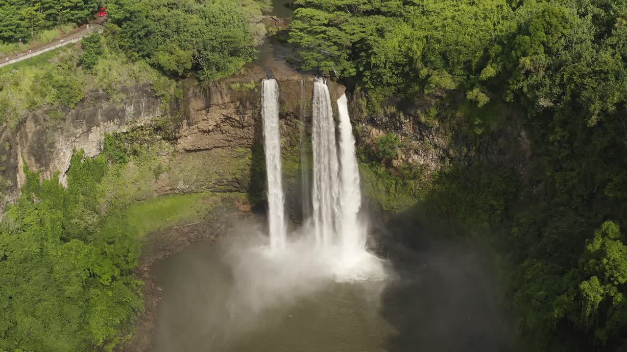 imágenes de drones ascendentes de wailua falls una cascada en la isla de kauai y parte del estado estadounidense de hawaii