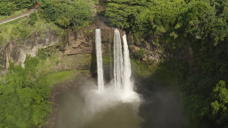 瓦魯亞瀑布 (wailua falls) 是美國夏威夷州和卡瓦伊島的瀑布之一