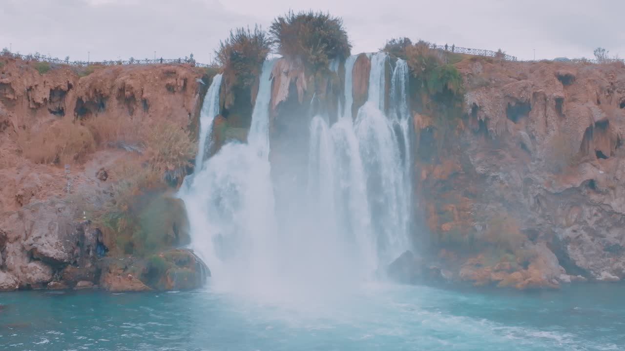 웅장 한 폭포 가 바위 절벽 을 가로지르고 있다