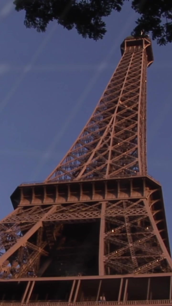 Animazione di mappa del mondo ed elaborazione dati sullo skyline di Parigi