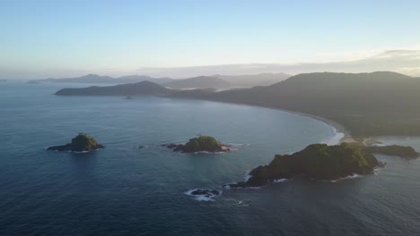 rastreo aéreo lento hacia atrás de la playa de nacpan y las islas circundantes al atardecer en palawan, filipinas