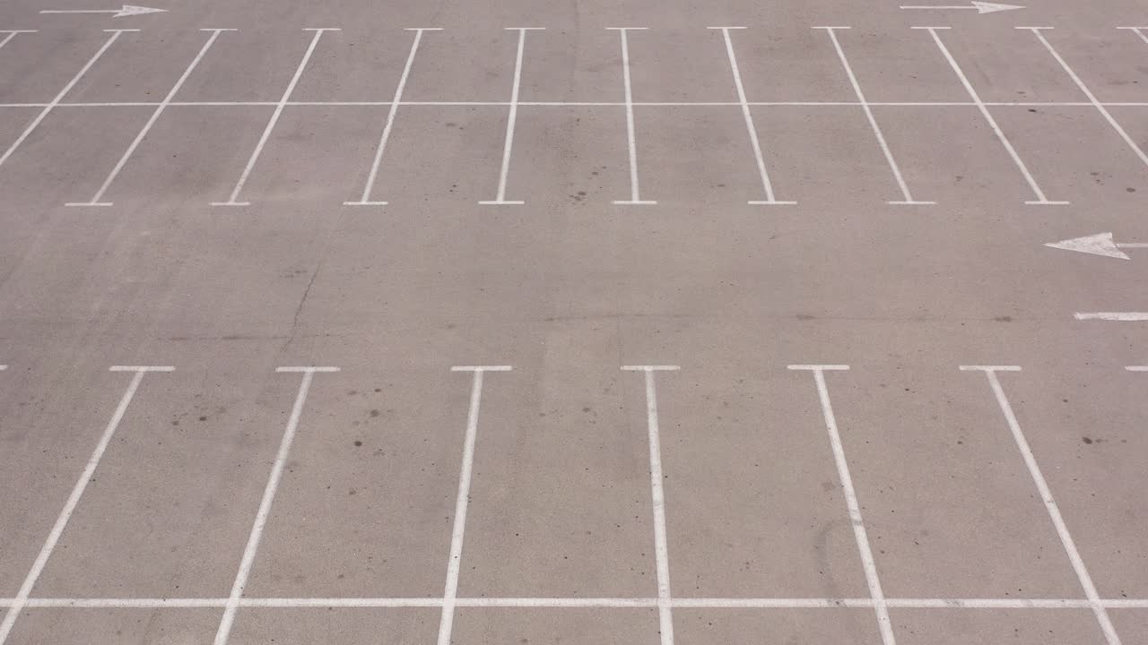 비어 있는 주차장 공중 사진