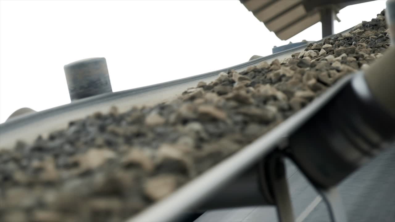 transportador de cinta, elevador frío y tolva para suministrar agregado frío desde el contenedor frío