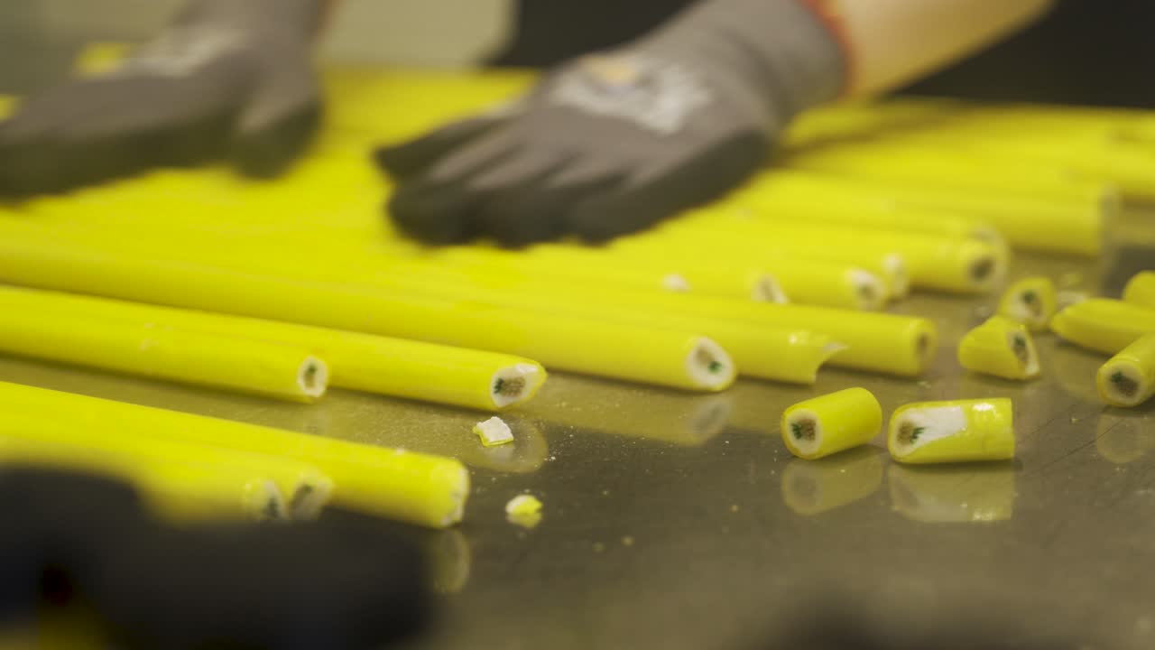 fabricación de caramelos de caramelo. tiras de caramelo enrolladas a mano