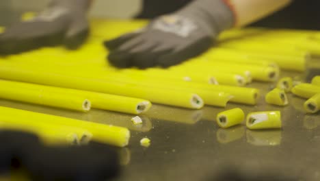 fabricación de caramelos de caramelo. tiras de caramelo enrolladas a mano