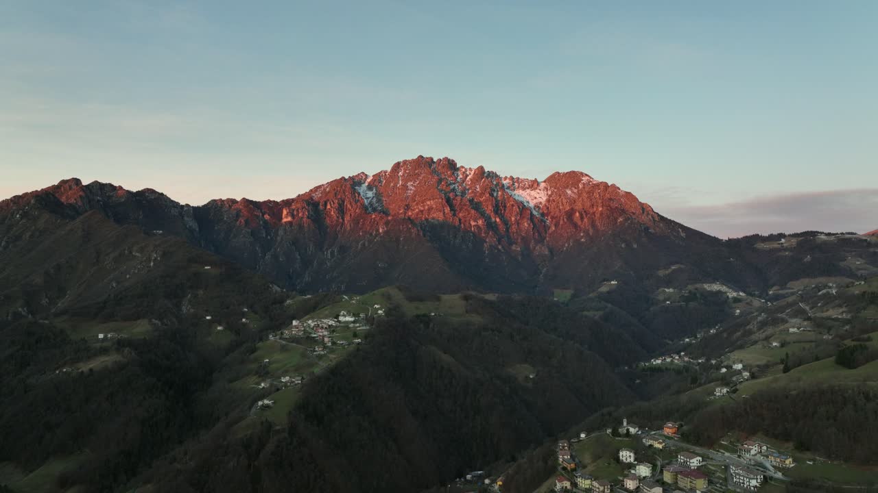 Splendida vista aerea della Valle Seriana e delle sue montagne all'alba, Alpi Orobie, Bergamo, Italia