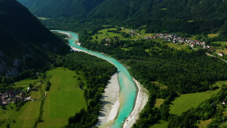 Hellblauer-Strom-Durch-üppiges-Grünes-Laub-Im-Sonnenlicht