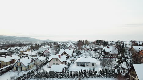 Vuelo-De-Drones-Sobre-La-Ciudad-En-Polonia-Durante-El-Día-Soleado-De-Invierno