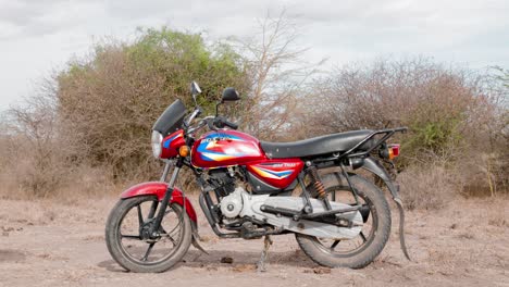 una motocicleta bajaj importada a áfrica, la empresa fabricante está ubicada en la ciudad india de pune