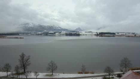 Lago-Hopfensee-Con-Vistas-A-Las-Montañas-De-Los-Alpes-En-Invierno