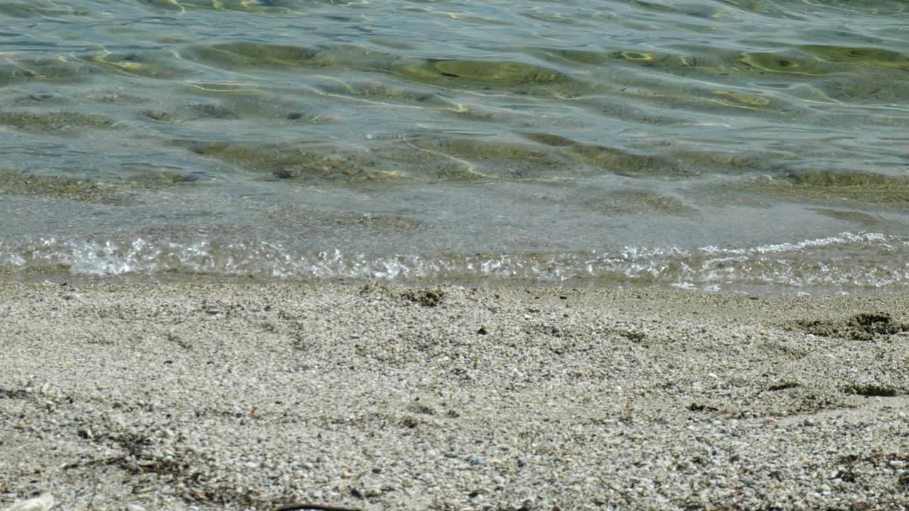 마나푸리 호수의 조용한 연안에서 부드럽게 부서지는 파도의 매혹적인 영상