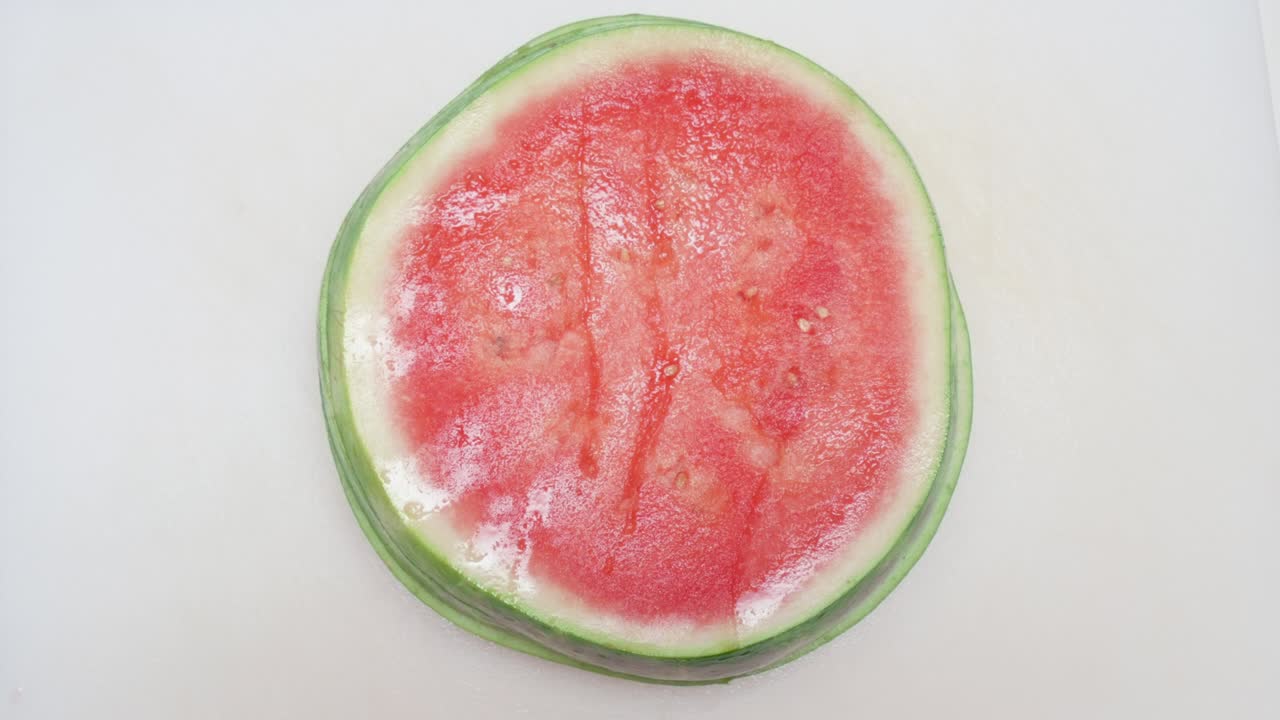 수박은 스 모션으로 성장하고 축소됩니다.