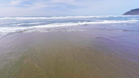 Una-Imagen-Aérea-De-Una-Hermosa-Playa-Con-Olas-Rompiendo-1