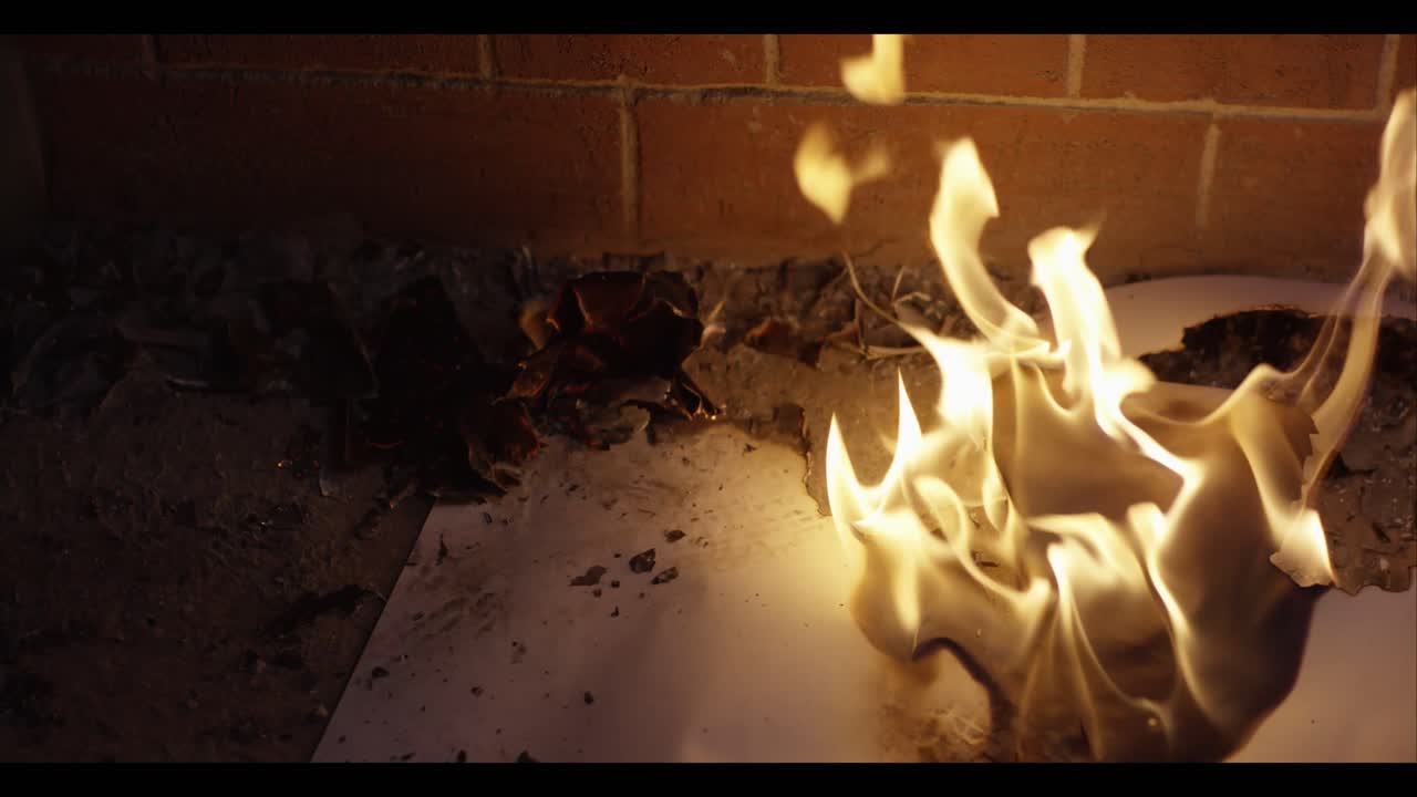 벽난로에서 종이를 태우는 것