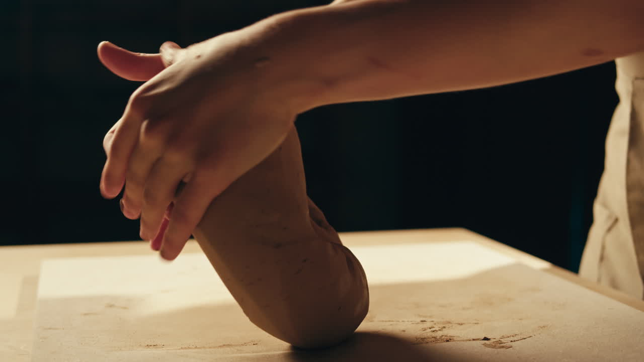 점토 를 형성 하는 여자