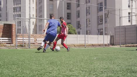 jugadores de fútbol que juegan en el campo