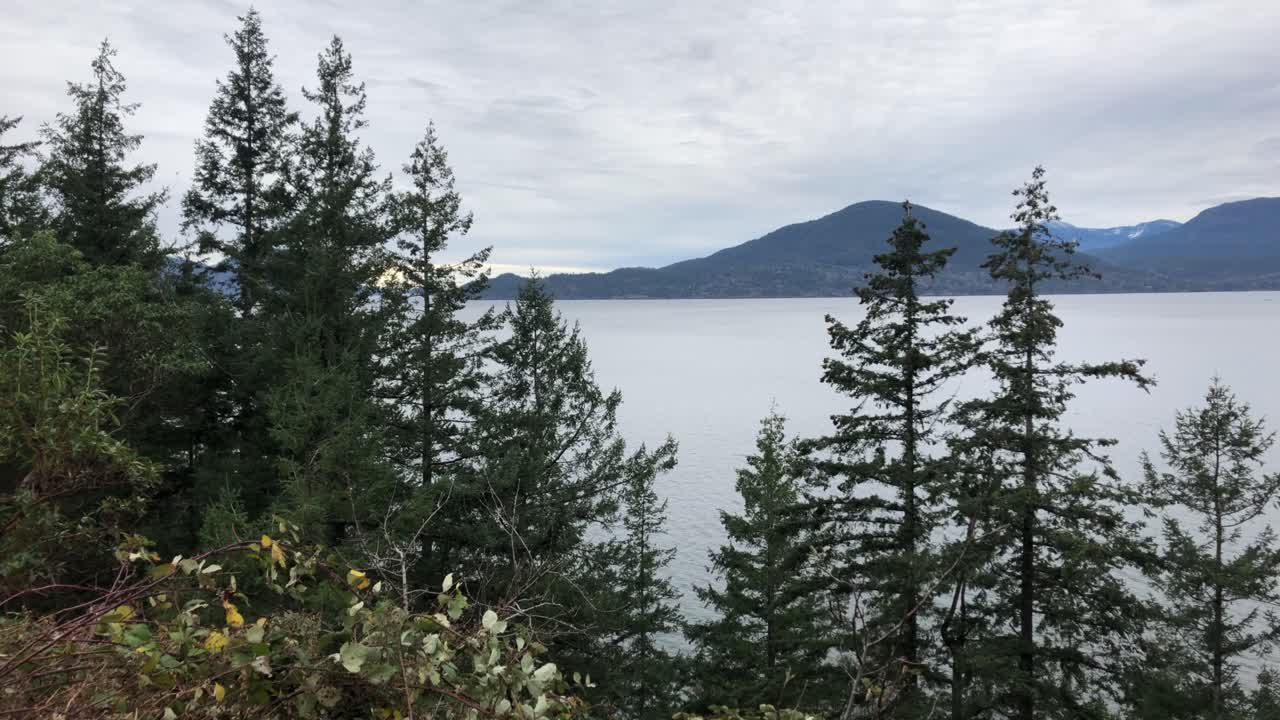 vista panorámica desde el lado de la montaña sobre el mar y las montañas, tiro largo